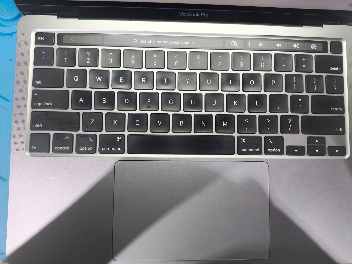 MacBook Pro 13" M1 3.2GHz 8GB / 512GB Silver (A2338, 2020) – Display Backlight Discoloration (Pre-Loved)